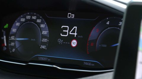 VIDEO ⟩ Šoferi pieviļ no salona iegādāts jauns auto. Kāpēc tirgotājs problēmu nesaskata?