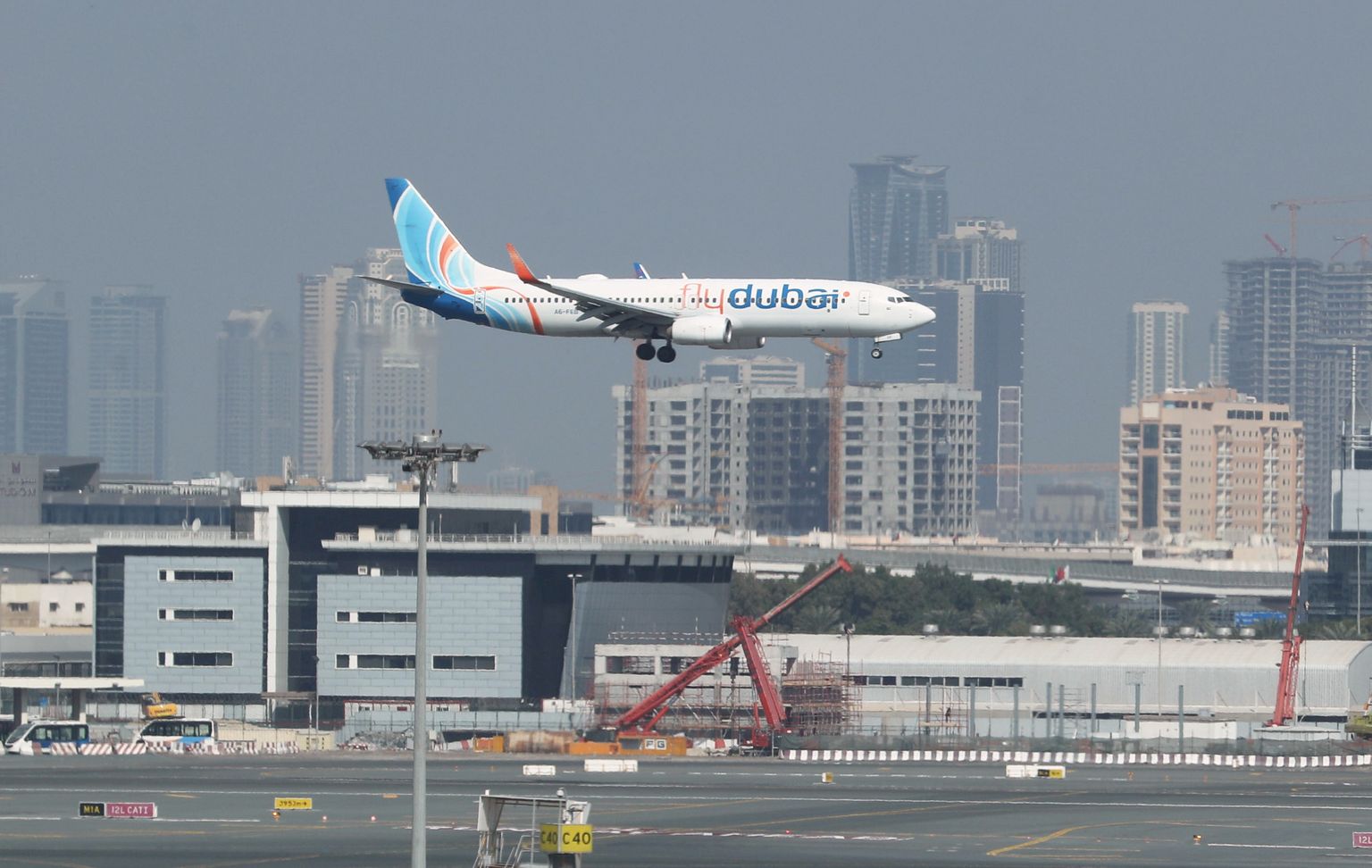 Boeing 737-800 valmistub maanduma Dubai rahvusvahelisel lennuväljal.