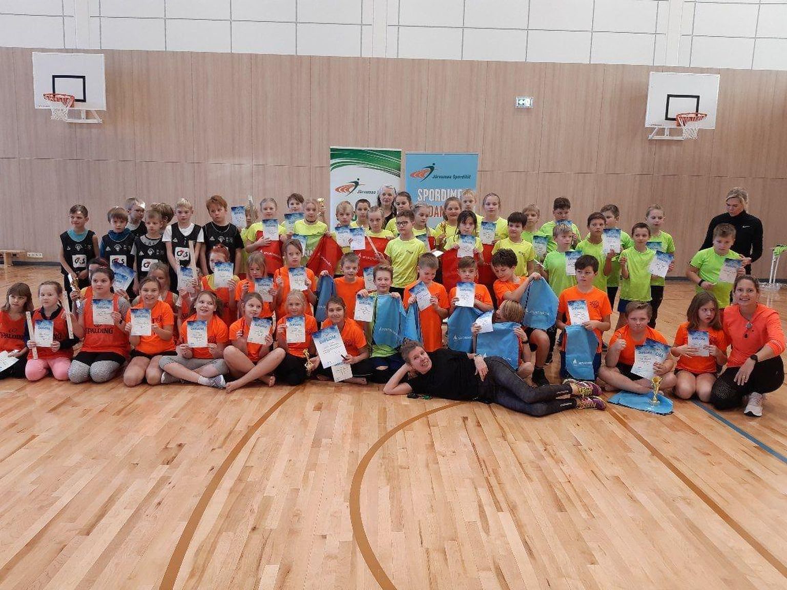Rahvastepallivõistlustel võidutsesid Paide Hammerbecki põhikooli tüdrukud ja Türi põhikooli poisid.