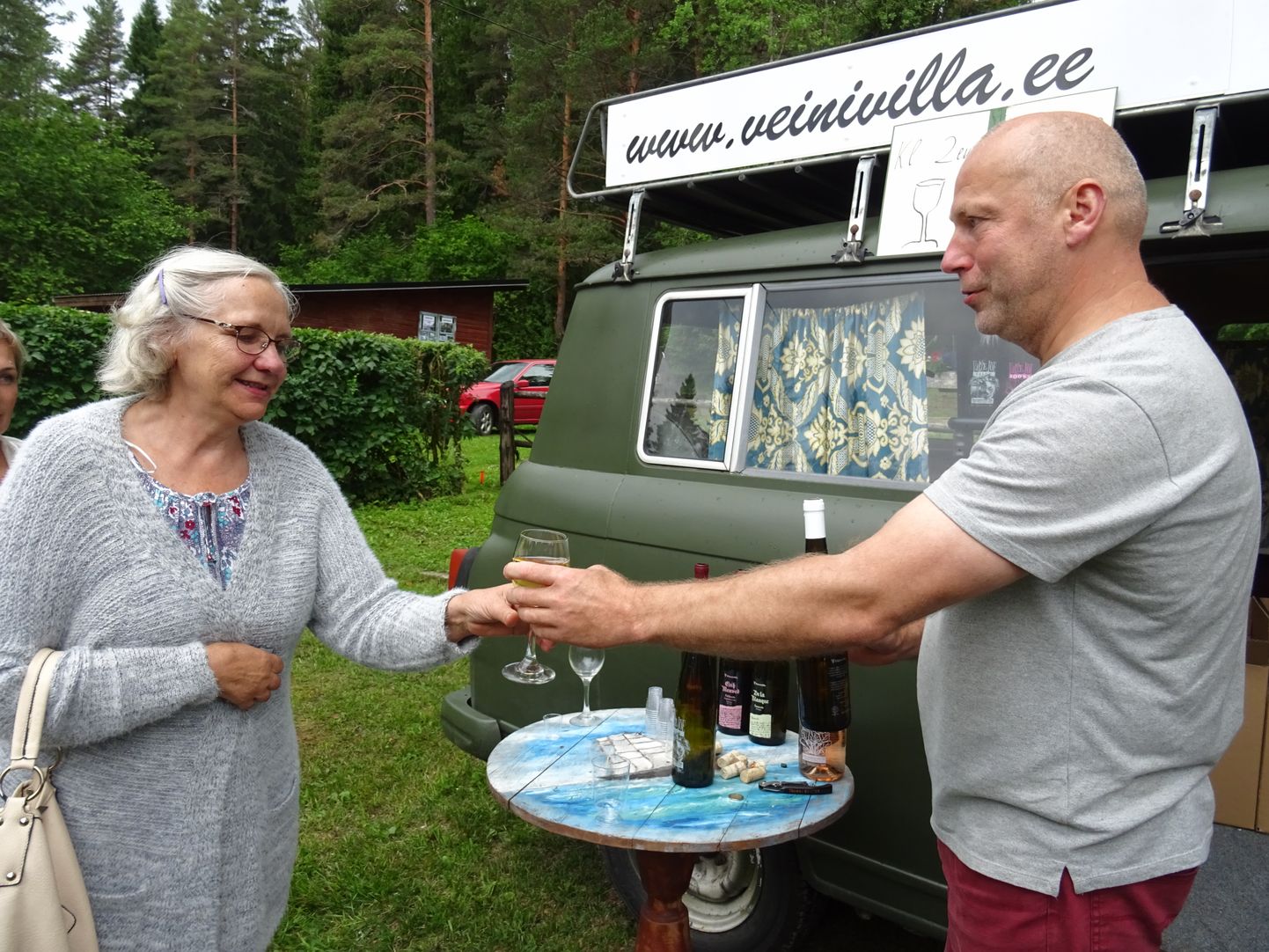 Kunagine ajakirjanik Allan Alaküla pakkus Konsu kunstikohvikus eestimaiseid veine. ERIK KALDA