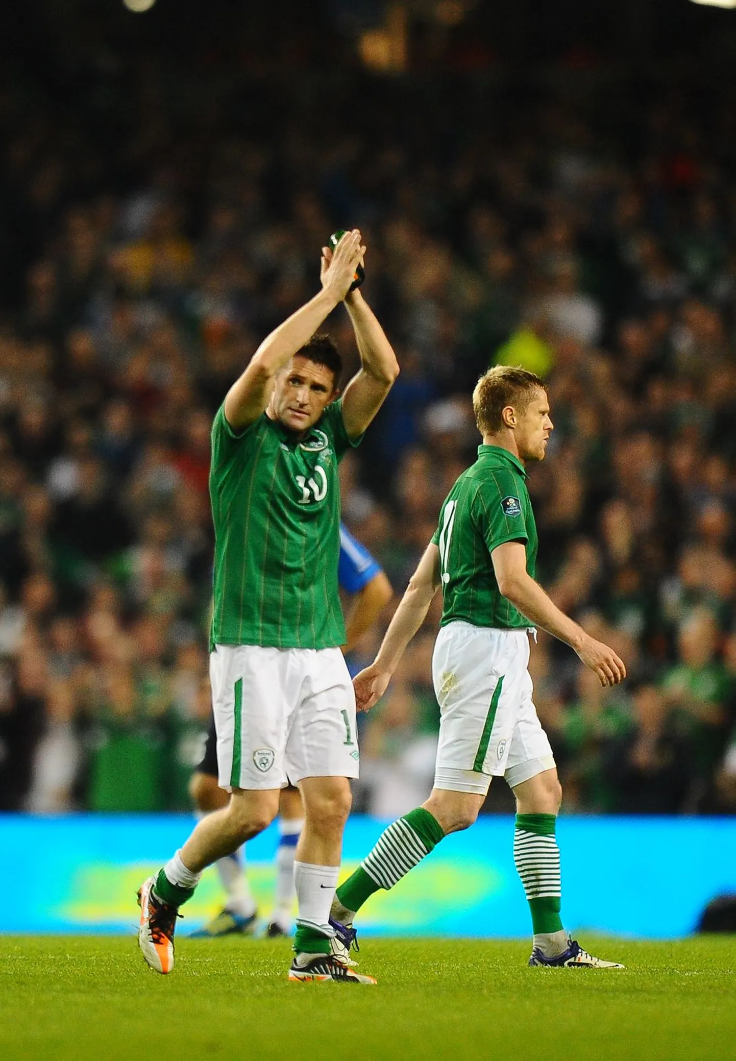 Robbie Keane Aviva staadionil publikut tänamas.