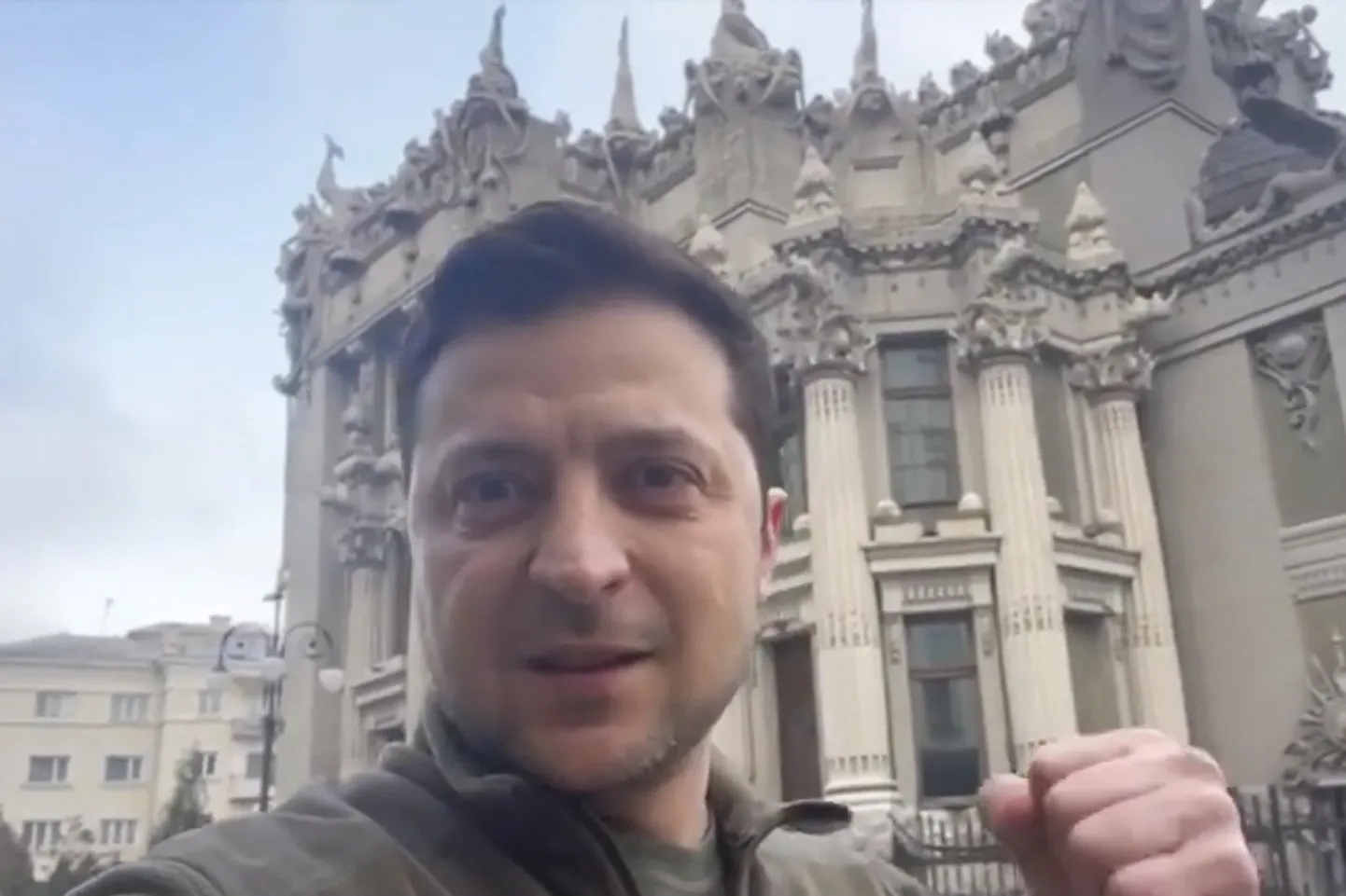 Kaader vidoest, millel Ukraina presidenti Volodõmõr Zelenskõid on näha Kiievis. Ukraina presidendi kantselei teatel tegi Zelenskõi selle videopöördumise 26. veebruaril ehk kaks päeva pärast sõja algust