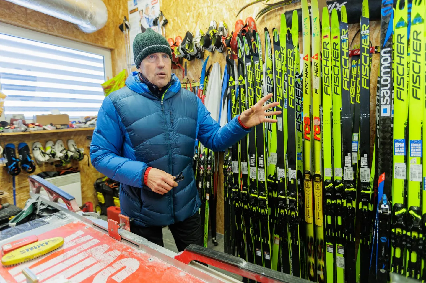 Palju töötunde kulub treener Kalju Ojastel ka Tehvandi spordikeskuses asuvas suusaboksis.