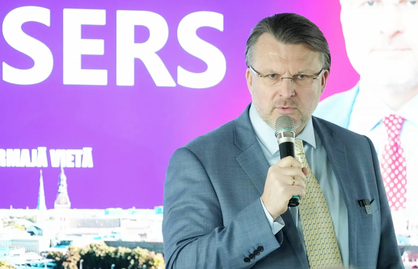 Erakonna Läti Esimesel Kohal Riia linnapeakandidaat Ainārs Šlesers valimisüritusel.