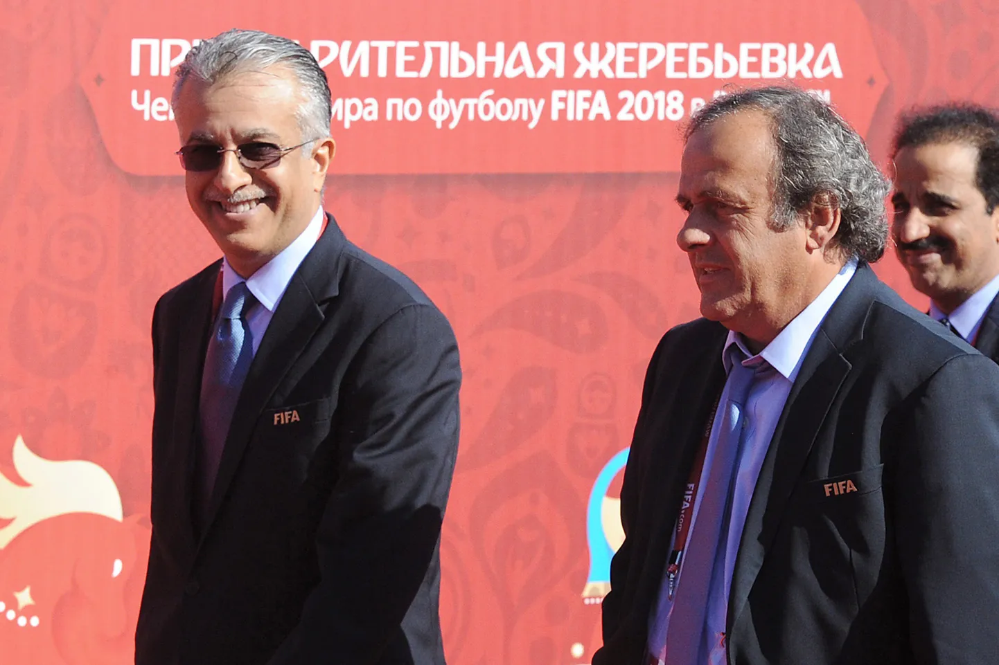 Michel Platini (paremal) koos Salman bin Ibrahim Al Khalifaga.