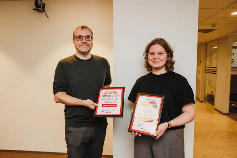 Marilyn Lempu Õhtulehe peatoimetaja Martin Šmutoviga auhindade üleandmisel.