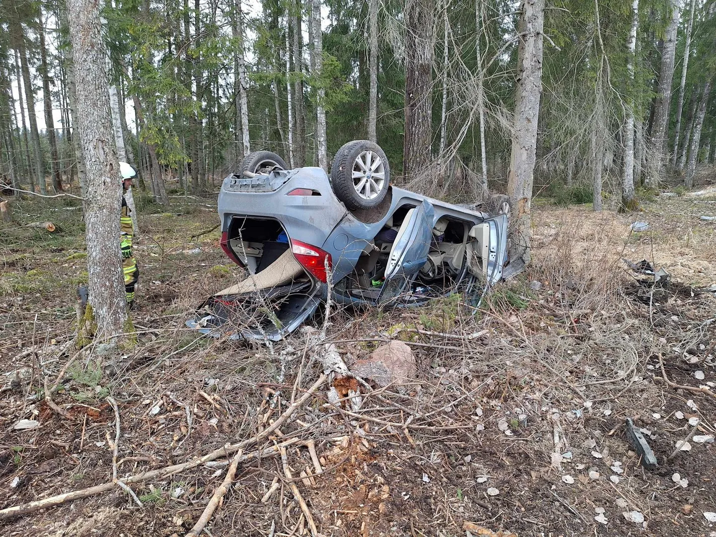 Autoga teelt välja sõitnud mees jäi sõidukisse kinni. Päästjad aitasid ta välja ning andsid üle meedikutele.