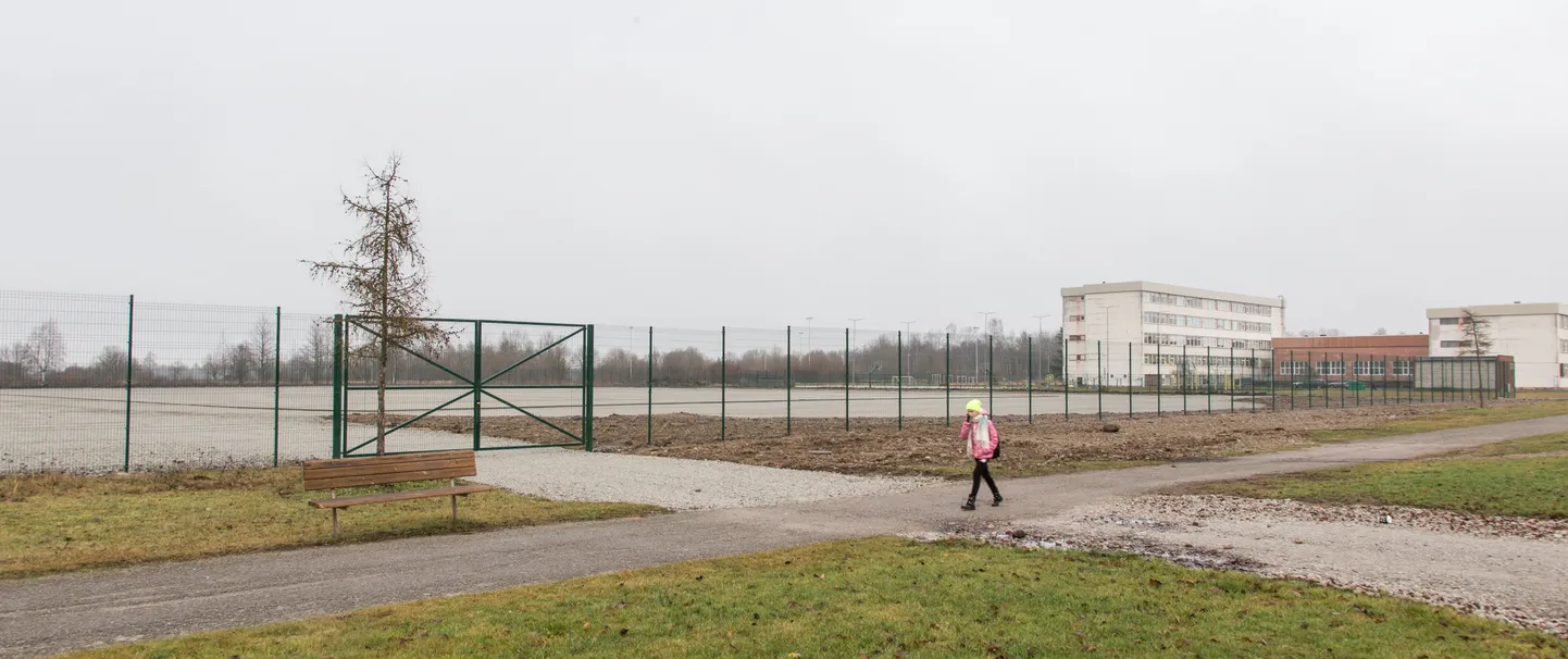 Kiviõli staadion on ehitatud niikaugele, et nüüd tuleks sellele rullida kunstmuru. Kuna seda saab teha ainult siis, kui sooja on üle viie kraadi, jääb see töö kevadeks.