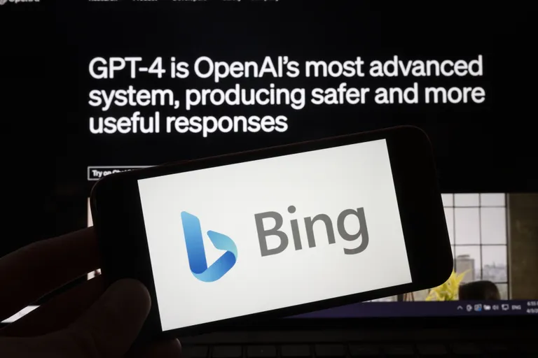 Microsoft on uue keelemudeli juba integreerinud ka oma otsingumootorisse Bing, kuid Microsofti varajased katsed lisada kommertstoodetele GPT mudeleid on mõnikord andnud tulemuseks ekslikud tulemused, mis sisaldavad valeandmeid.