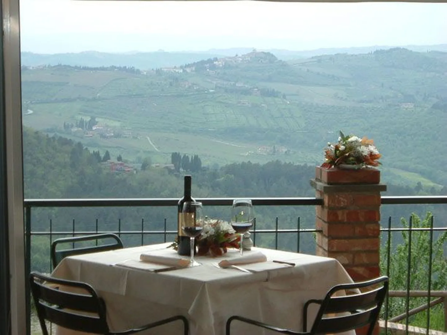 Vaade Toscanale romantilise restorani Ristoro di Lamole`i terrassilt.