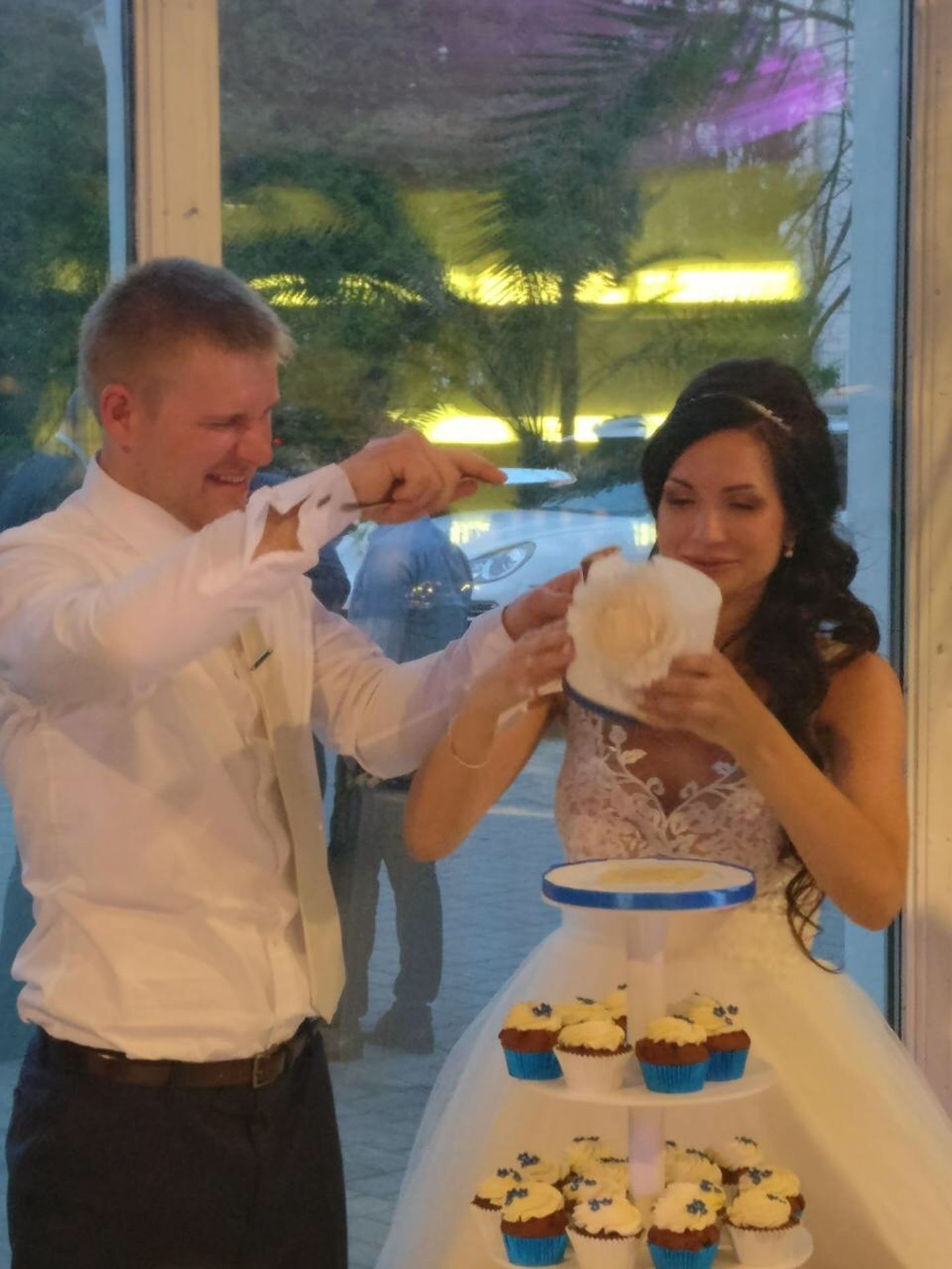 Резать на свадебном торте было нечего.