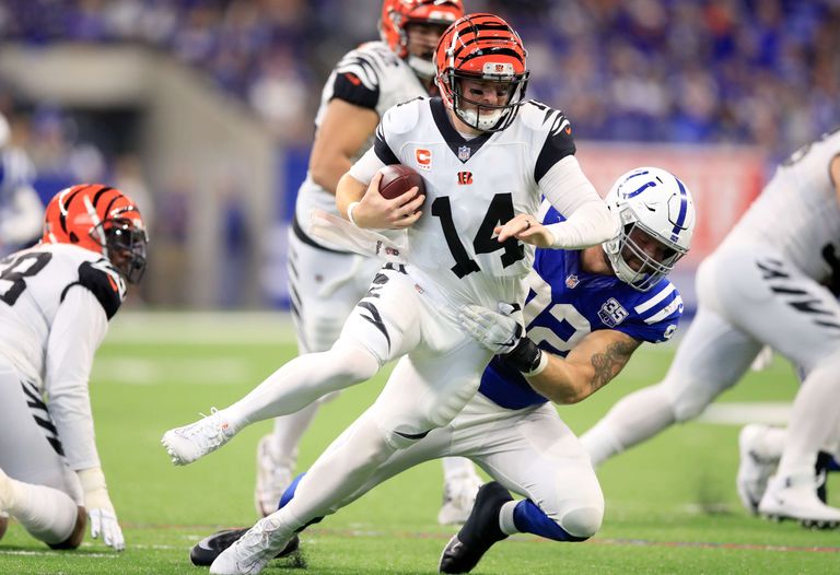 Indianapolis Coltsi äärekaitsja Margus Hunt murrab maha Cincinnati Bengalsi mängujuhi Andy Daltoni.