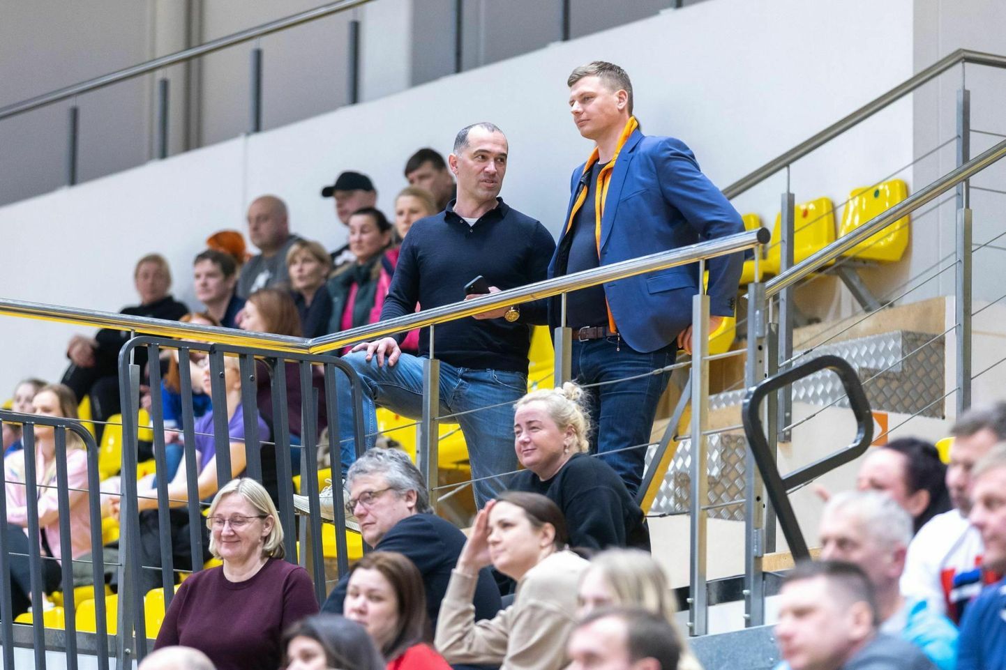 Kogukonnaklubi läks vett vedama: tegevjuht Tanel Suslov (seisab vasakul) ja klubi omanik Mart Riga ei saanud plaanitud eelarvele rahalist katet piisavalt.