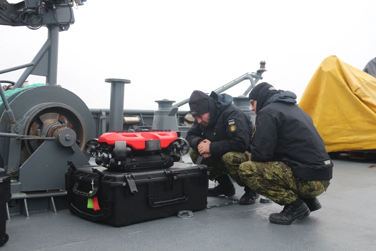 Estonian naval personnel aboard the Kindral Kurvits examining the location of the breakage of the submarine cable with two sonars.