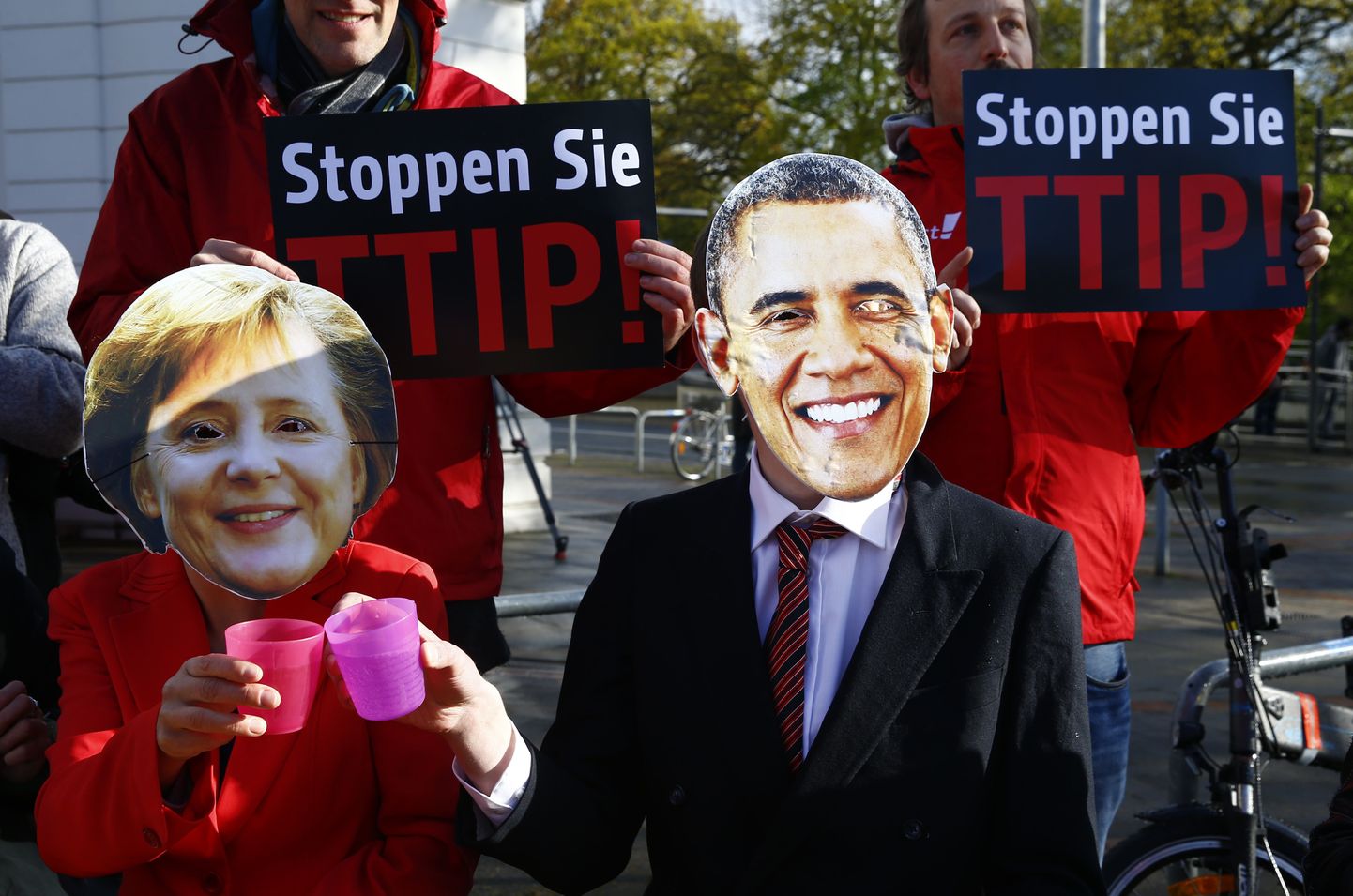 Keskkonnakaitsjad kannavad USA presidendi Barack Obama ja Saksamaa liidukantsleri Angela Merkeli maske protestides vabakaubandusleppe vastu.