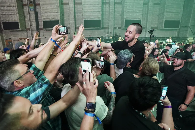 Fännid on elevil: Mike Shinoda tervitamas fänne.