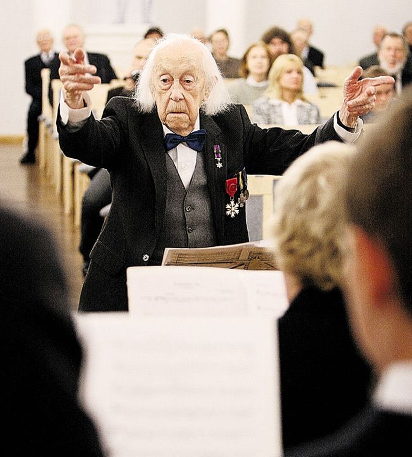 Maestro Aadu Regi (95) juhatas 10. novembril tema auks mitmelt poolt Eestist kokku tulnud klarnetikoori, kui Tartu Ülikooli aulas tuli ettekandele Heino Elleri «Kodumaine viis».