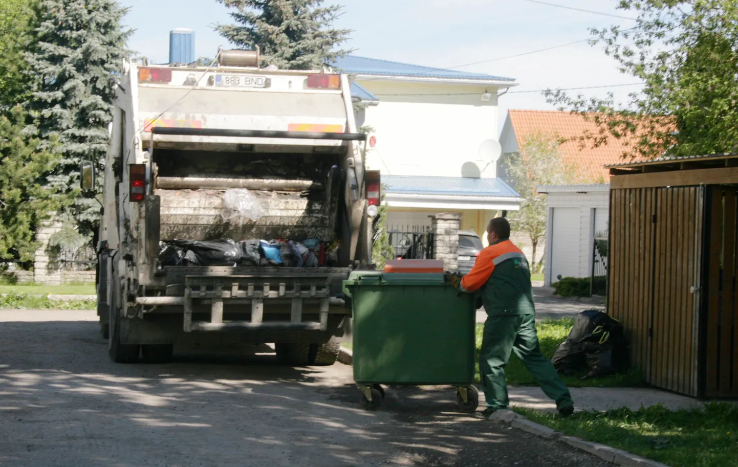 Дополнительную услугу необходимо оплатить, если мусоровоз не может подъехать достаточно близко к контейнеру.