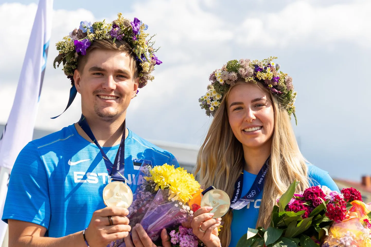 Kodulinlased tervitasid vibulaskureid Robin ja Lisell Jäätmat Euroopa mängudelt kuldmedalitega naasmise puhul Türi kesklinnas austusavaldustega.