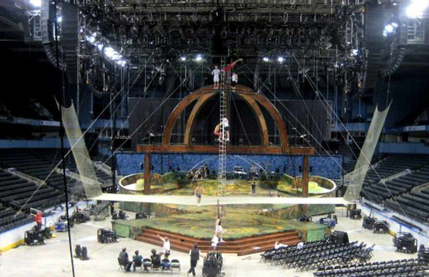 Cirque du Soleil Alegria show lavakujunduse kroonib Saku Suurhallis hiiglaslik kuppel