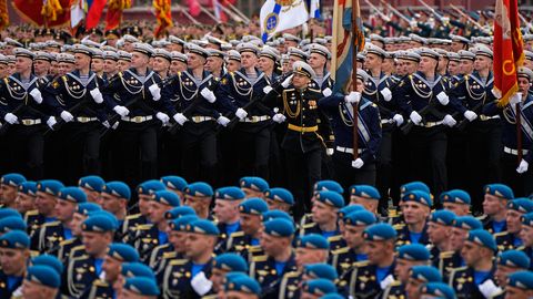 FOTO ⟩ Tikai 45 minūtes. Maskavā noslēgusies 9. maija militārā parāde
