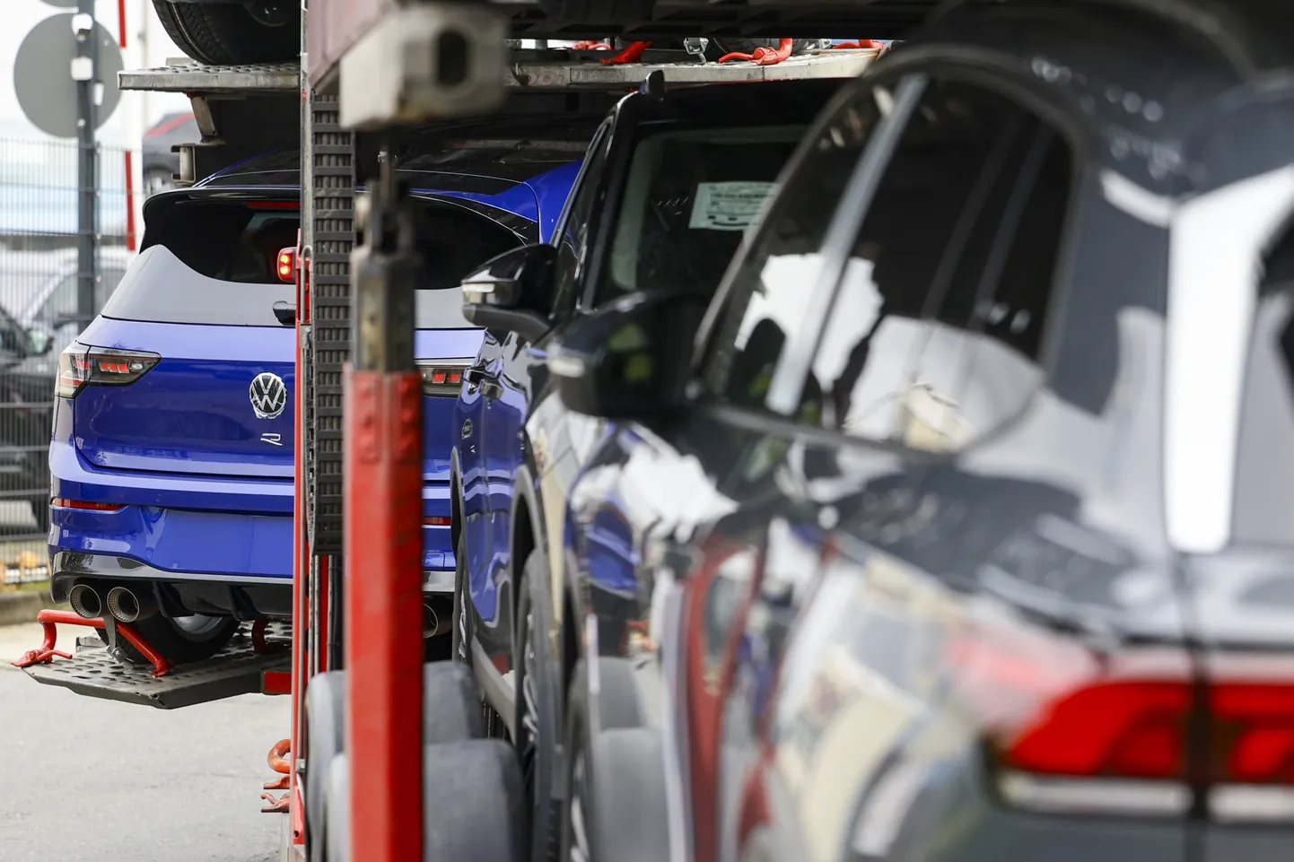 Uued autod on laaditud treilerile Essenis Saksamaal. Volkswagen on teatanud mitme tehase sulgemisest, mis tähendab ka paljude töötajate koondamist.