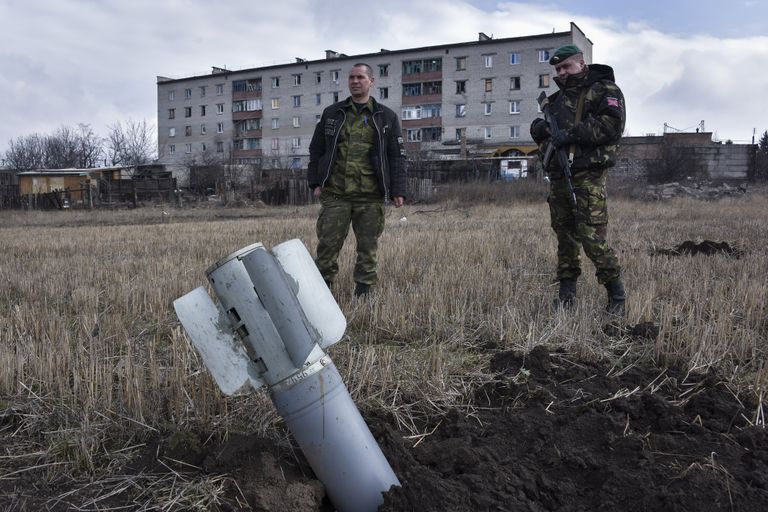 UraganI lõhkemata reaktiivmürsk Ida-Ukrainas Debaltseves, tulistatud Venemaa kontrolli all olevalt alalt.