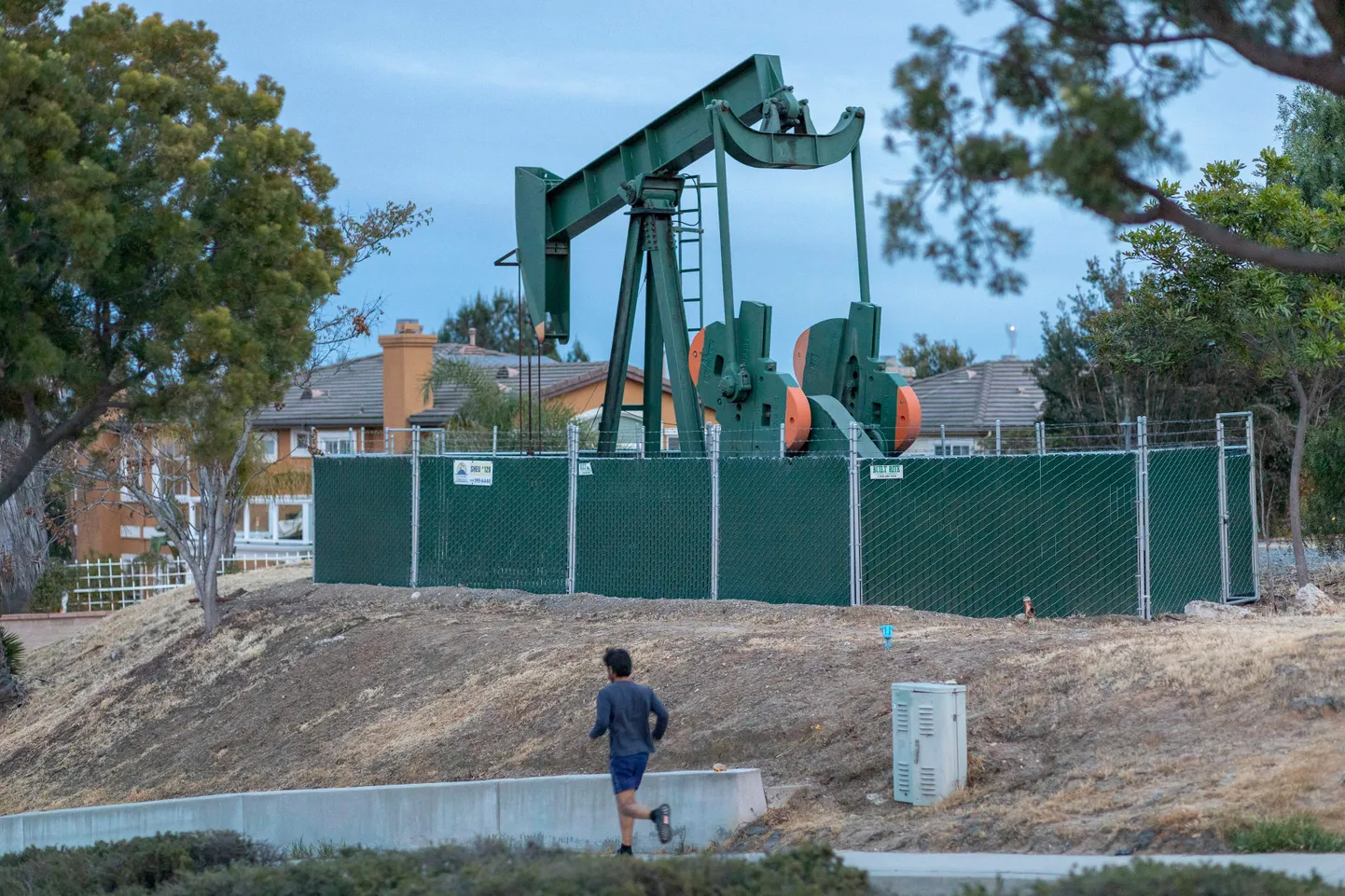 Naftapump elumaajde lähedal  Long Beachi nafatväljal Californias.