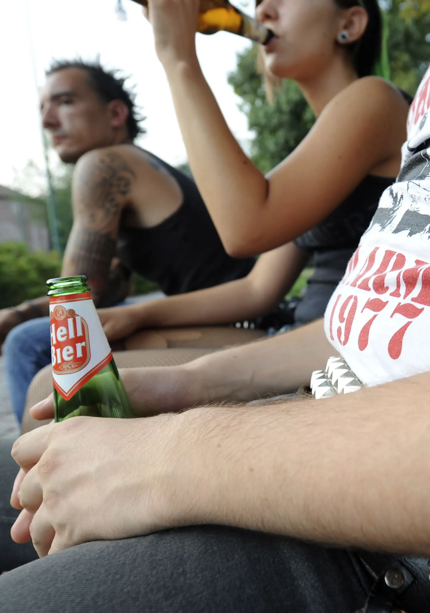 Noored tänavu augustis Milanos õlut nautimas. Itaalia äripealinnas karistatakse alaealisi alkoholipruukijaid alates juulist 7800 krooni suuruse trahviga.