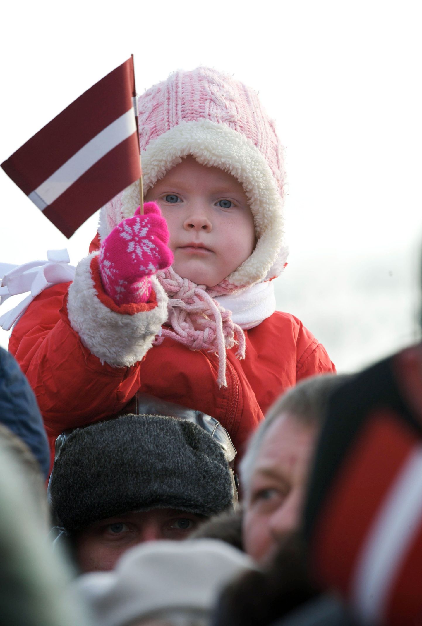 Tüdruk Läti lipuga.