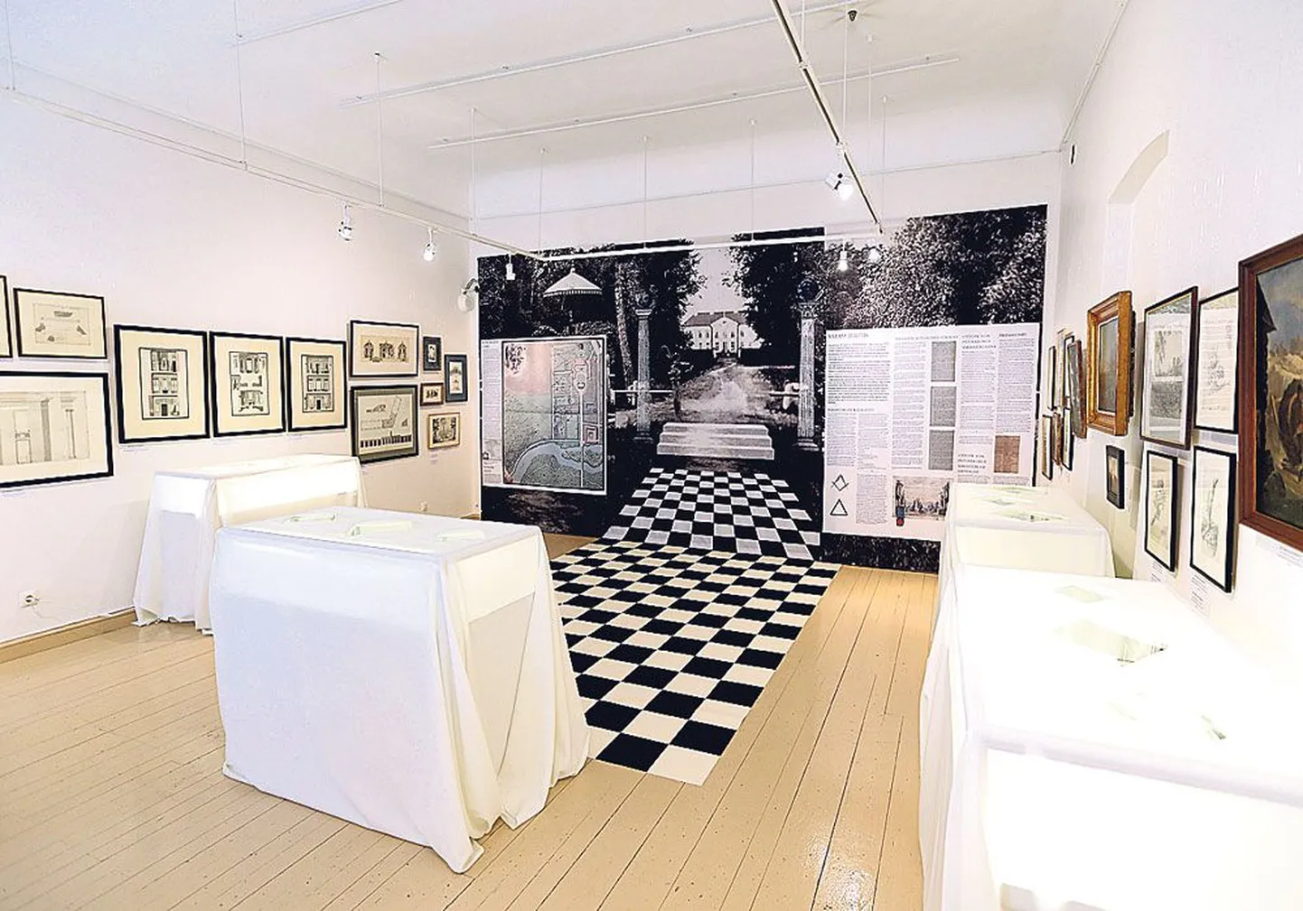 Tartu linnamuuseumis (Narva mnt 23) saab vaadata veel 30. augustini näitust «Kunst, arhitektuur, vabamüürlus».