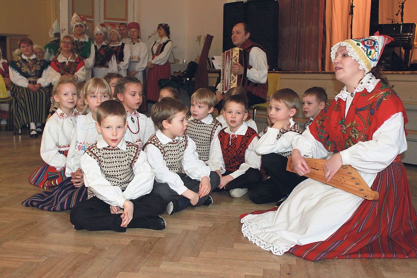 Nooruse majas toimunud eelfestivalil nähti folkloori nii Pärnu-, Lääne-, Viljandi- kui Raplamaa moodi.