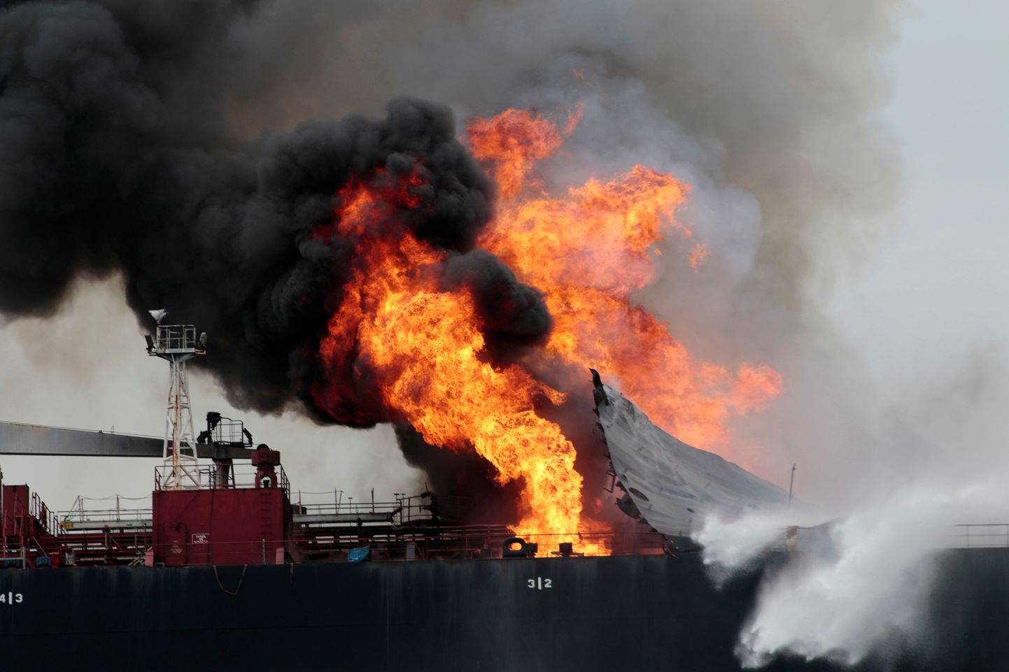 Burgose nime kandval tankeril lahvatas põleng.