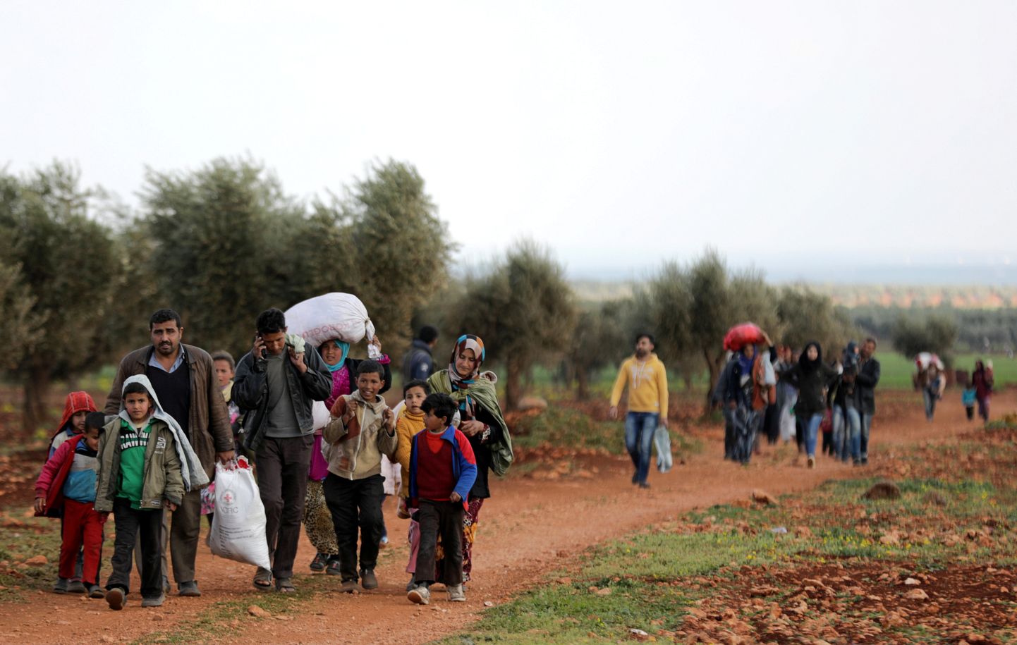 Süüria sisepõgenikud kõndimas Inabi linnas Afrini piirkonnas.