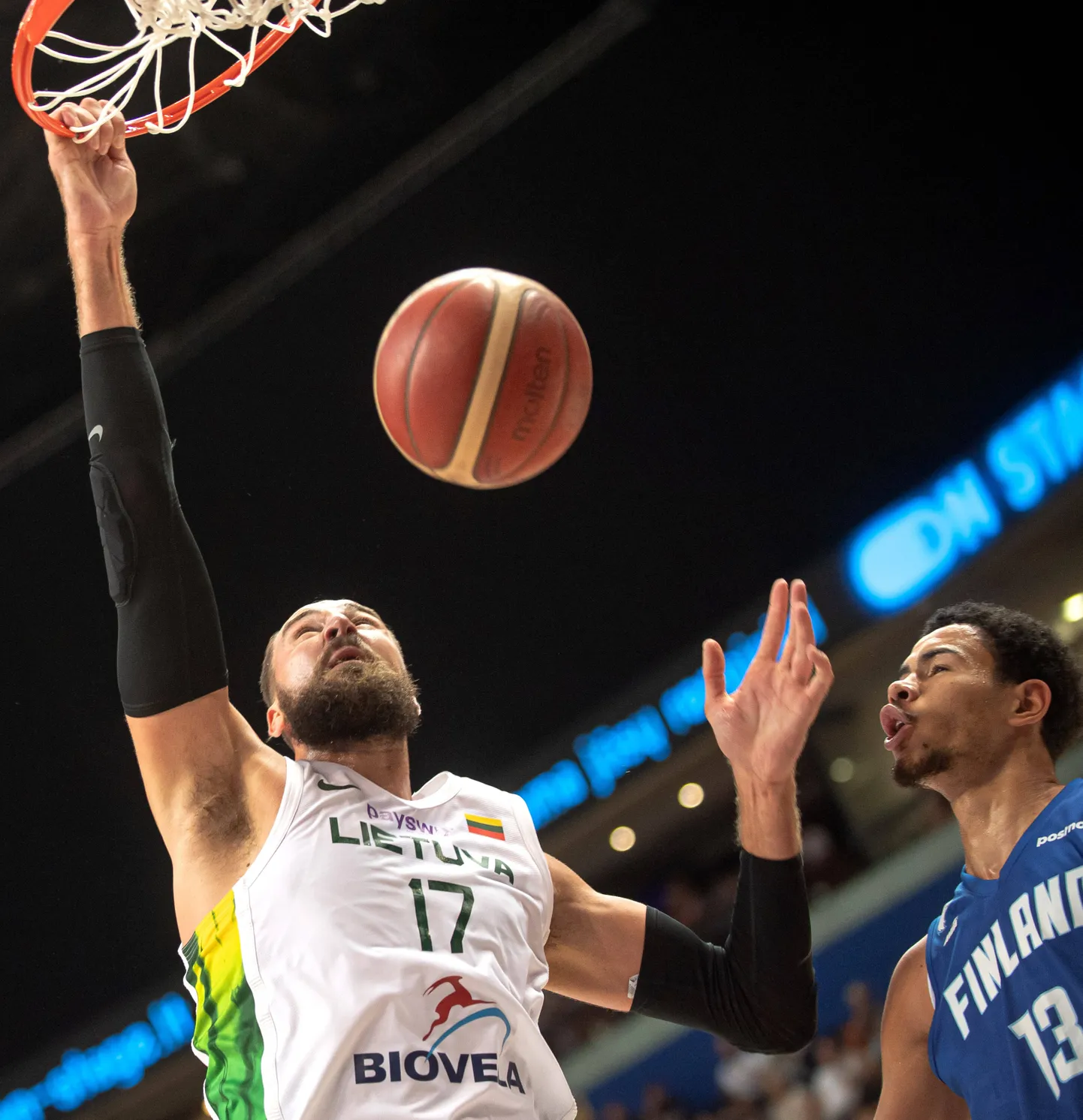Jonas Valanciunas (nr 17) palli Soome vastu läbi korvirõnga surumas.