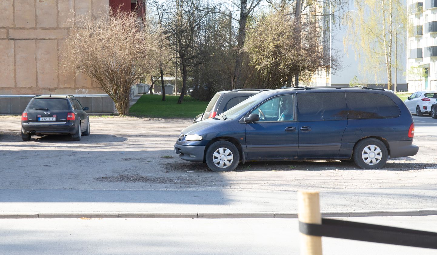 Seisev auto Tallinnas. Pilt on illustratiivne.