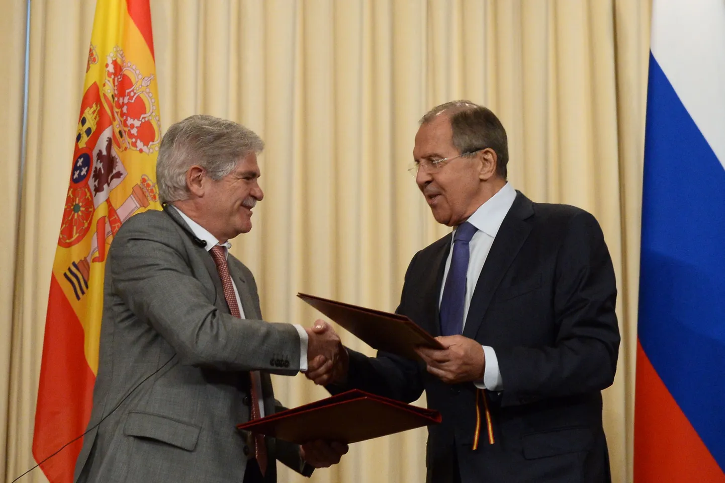 Juuli alguses Moskvas käies kuulis Hispaania välisminister Alfonso Dastis kolleeg Sergei Lavrovilt, et Moskva austab nende territoriaalset terviklikkust. Samas on Vene propagandakanalid aga kujutanud katalaani eraldusmeelseid väga soojades toonides.