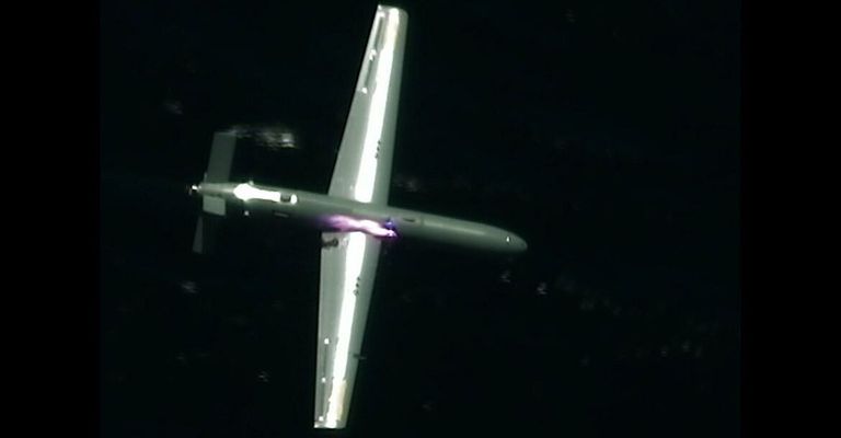 Eelmisel aastal katsetatud laserrelv suuris kilomeetri kõrgusel kiiresti liikuva drooni põlema panna, näitasid katsed. Sihtmärki päris ära hävitada siiski kiir veel ei suuda.
