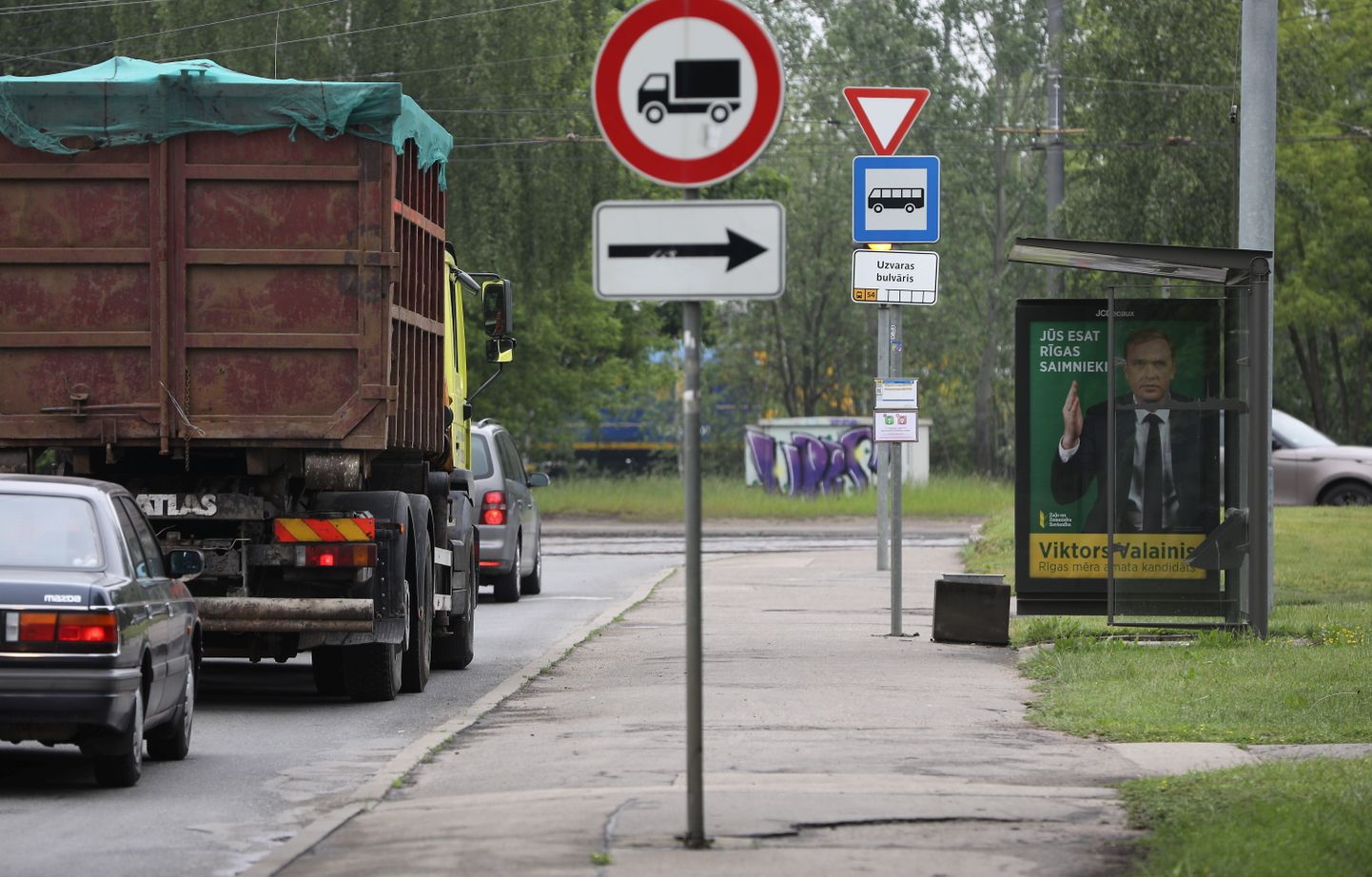 Zaļo un Zemnieku savienības Rīgas mēra amata kandidāta reklāma sabiedriskā transporta pieturvietā pirms Rīgas domes vēlēšanām.