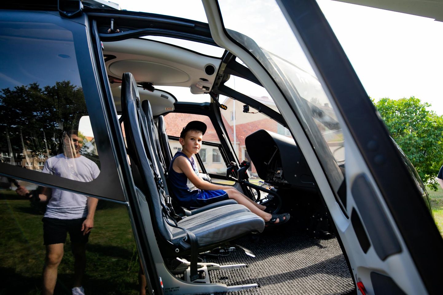 Oleg Gross lubas lastel helikopterisse istuda.