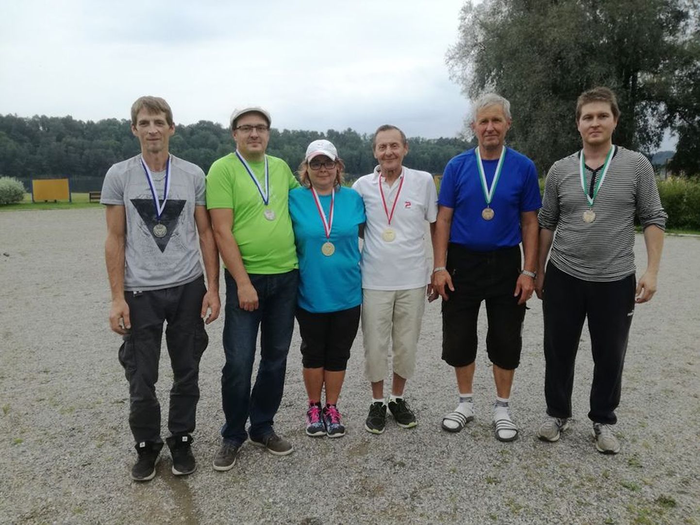 Pildil on petangimeistrivõistluste paarismängu kolme edukama võistkonna liikmed (vasakult) Janek Hillermaa, Toomas Reede, Varje Reede, Toivo Ilves, Mauno Mill ja Marko Kiivikas.
