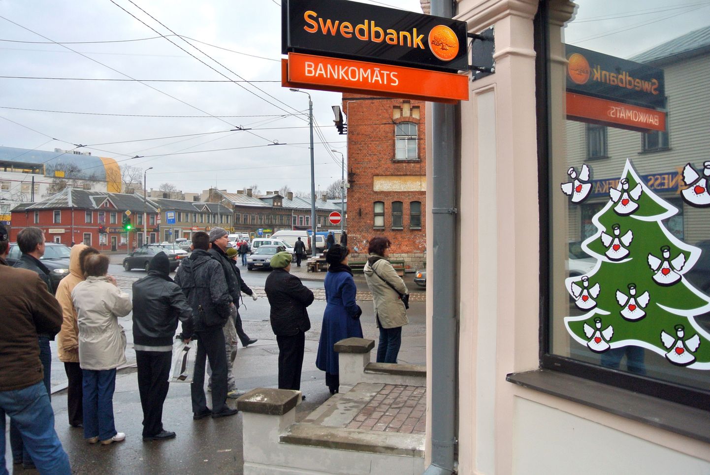 2011. aastal tekkisid järjekorrad Swedbanki sularahaautomaatide järel, sest sotsiaalmeedias levitati panga kohta alusetuid valesid.