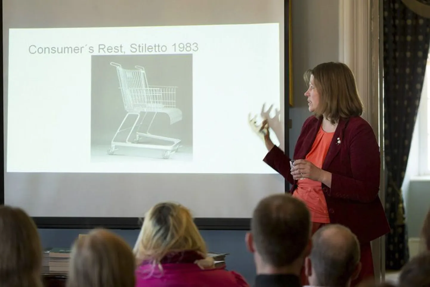 Karin Paulus, kes on ka mitme disainialase raamatu autor, rääkimas Palmse mõisas postmodernistlikust mööblist.
