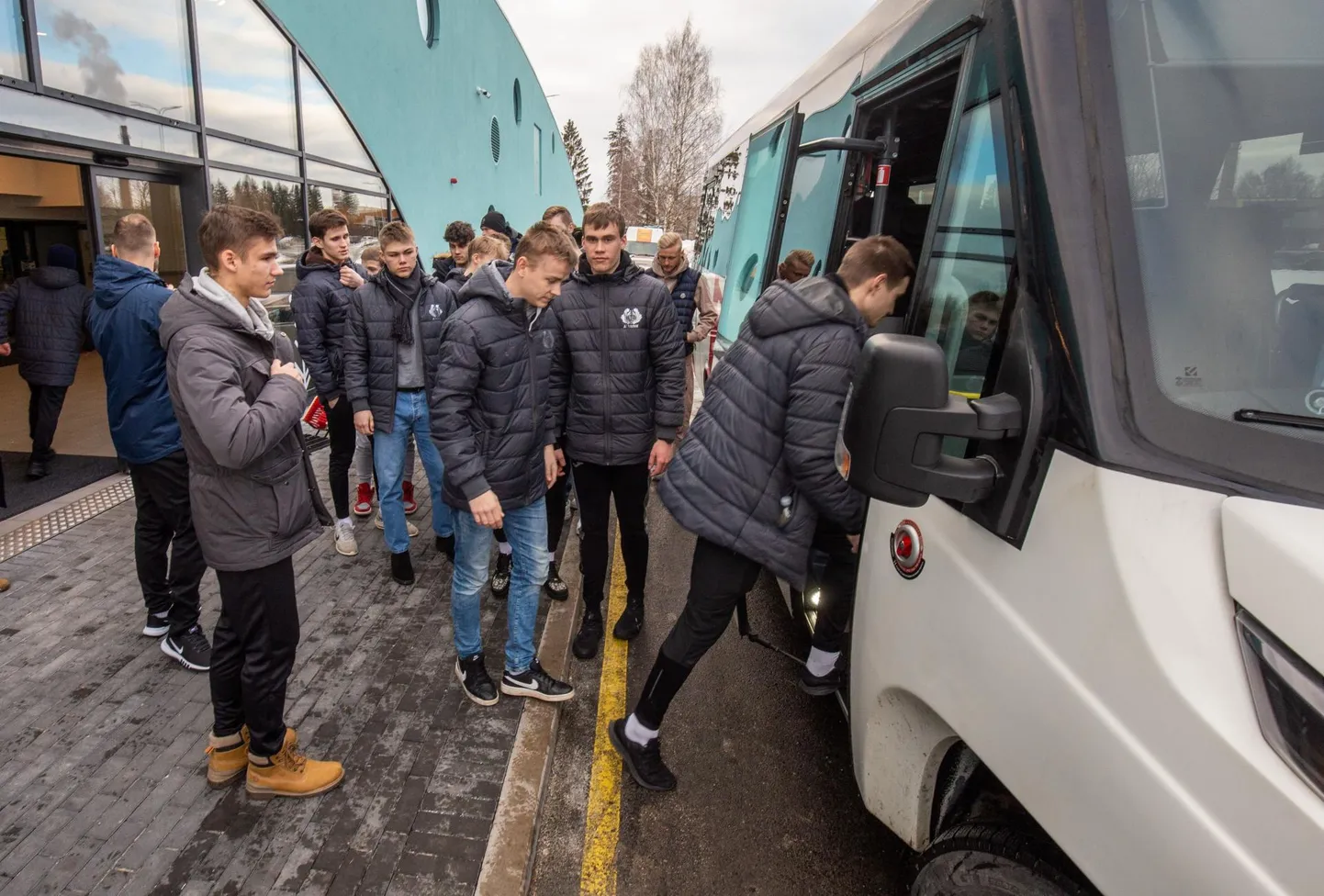 Neljapäeva pärastlõunal Viljandist Männimäe jalgpallihalli eest bussiga Pärnu poole teele asunud Viljandi Tuleviku esindusmeeskond sai sama päeva hilisõhtul koju naasta hooaja esimeselt mängult tabelisse saadud kolme punktiga.