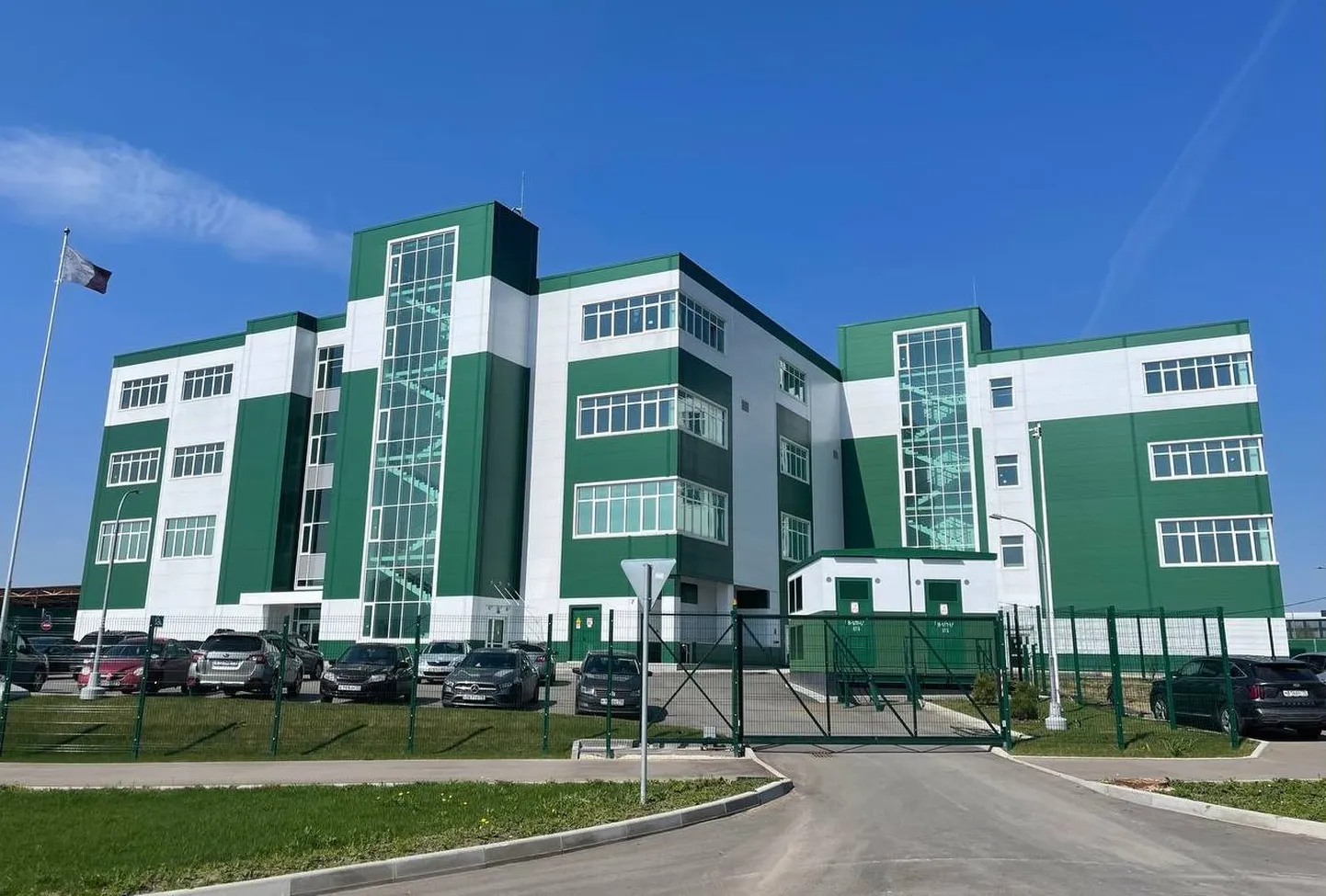 Pildil on Moskva lähistel asuv Rezoniti uus elektroonikatehas, mis Ukraina luure väitel sai droonirünnakus pihta.