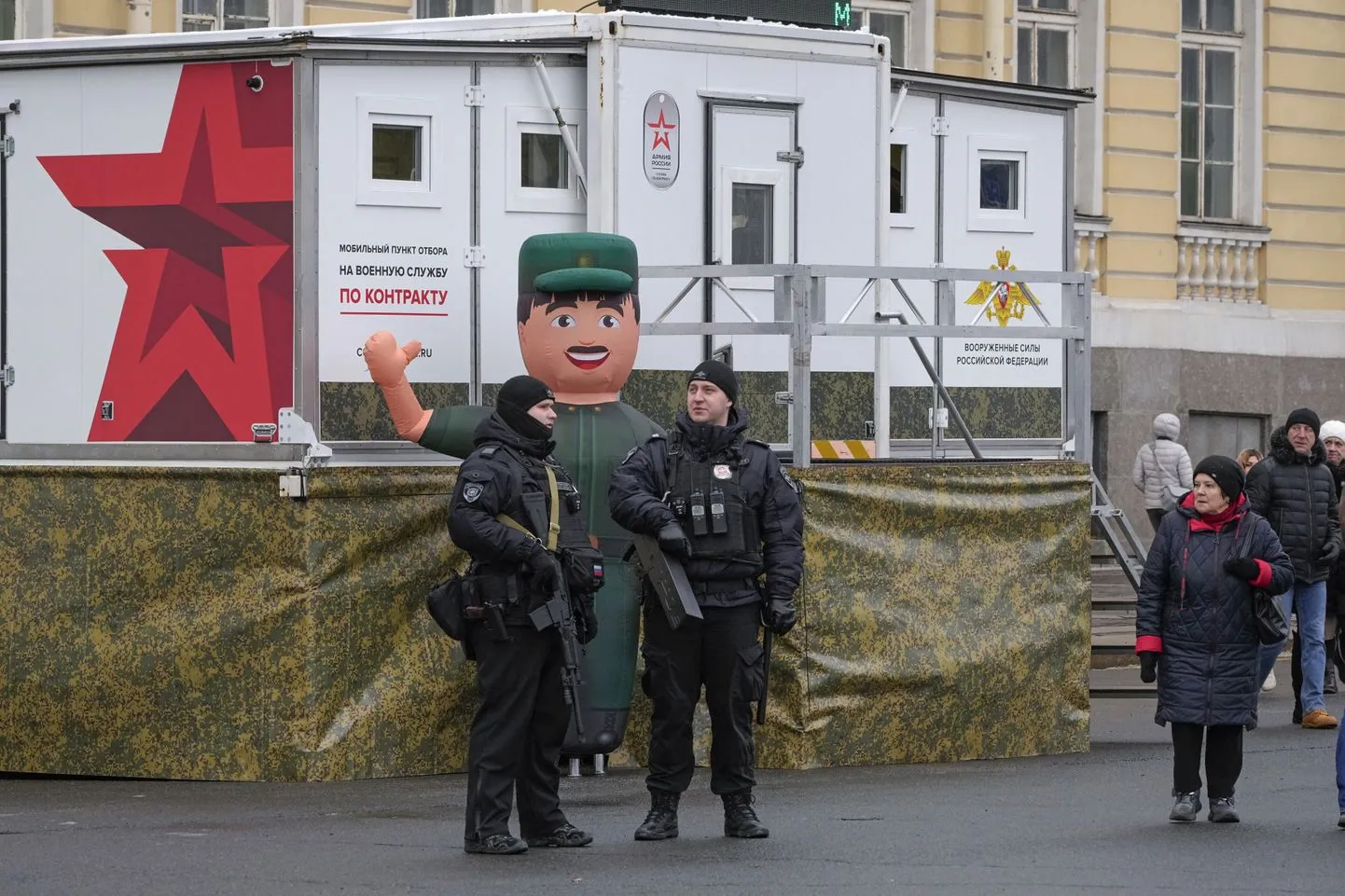 Российская полиция стоит на страже перед военкоматом в Санкт-Петербурге.