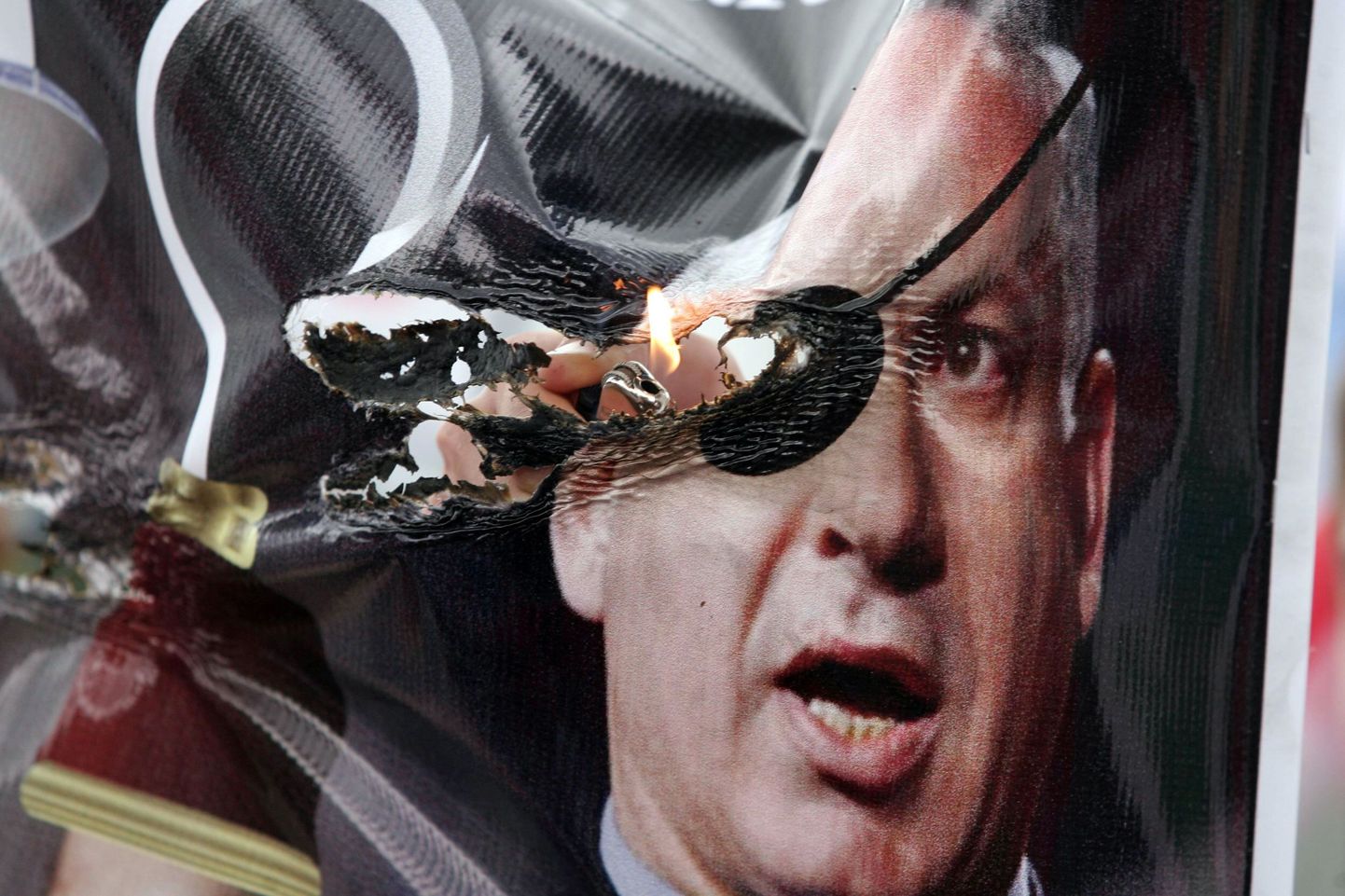 Türgi ja Iisraeli suhted on järsult halvenenud. Türgis süütasid meeleavaldajad Iisraeli lippe ja panid põlema ka juudiriigi peaministrit Benjamin Netanyahut kujutava plakati.