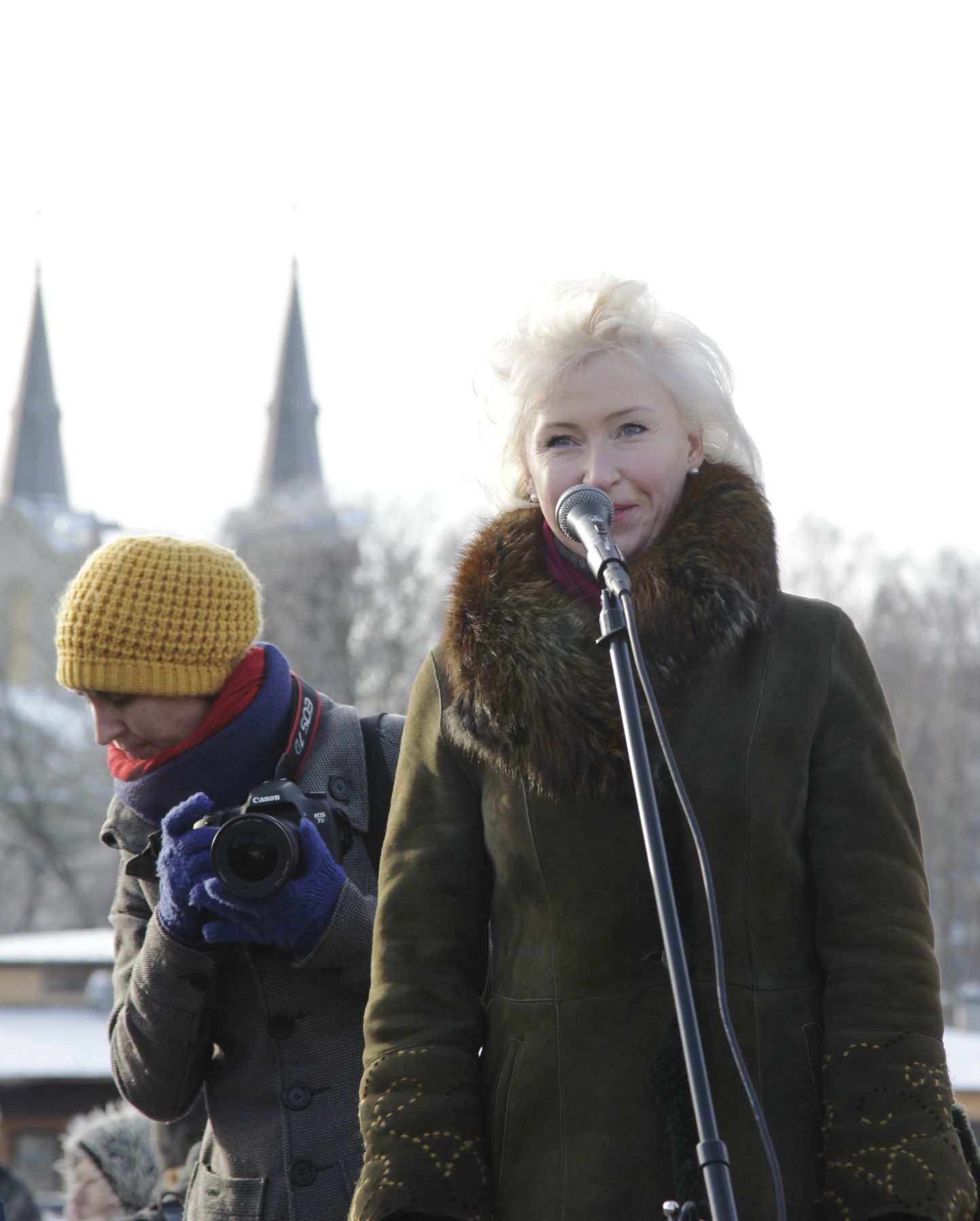 Tallinnas Vabaduse väljakul korraldas MTÜ Eesti Interneti kogukond ACTA lepingu vastase miitingu. Kristiina Ojuland kõnet pidamas.
