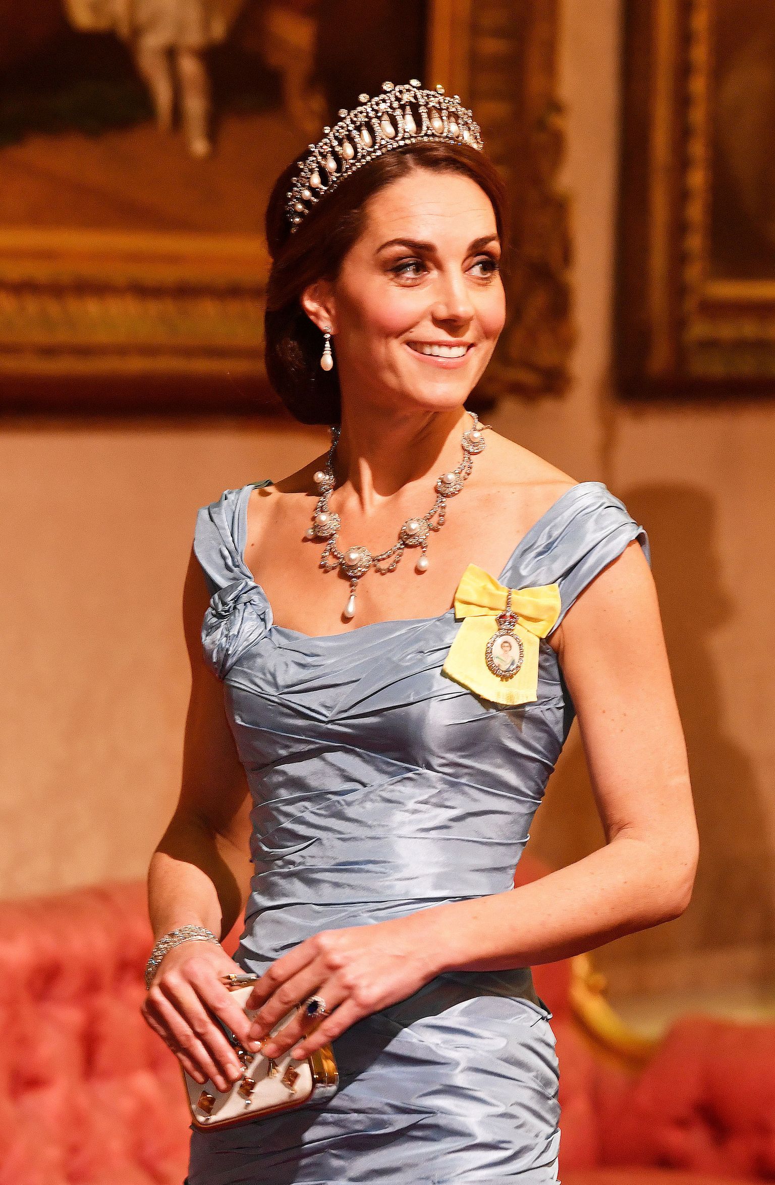 Hertsoginna Kate 2018. aastal, tema kaelas võib näha kuninganna Alexandrale kuulunud hinnalist kaelakeed.