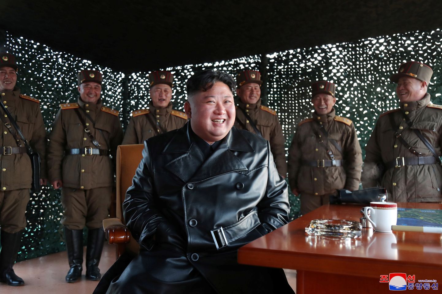 Põhja-Korea liider Kim Jong-un jälgimas raketikatsetust.